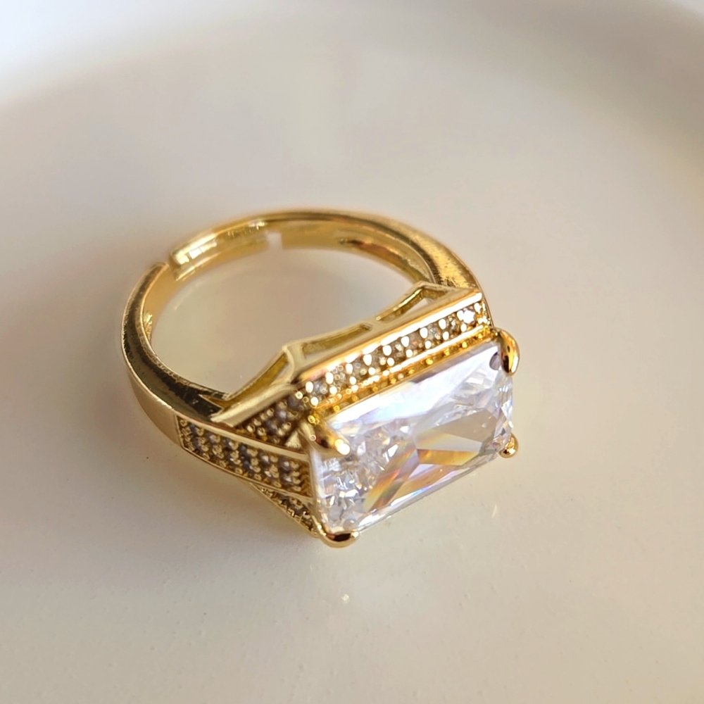 💛 New Ring 18K Gold-plated w/Emerald-cut White Cubic Zirconia 💛